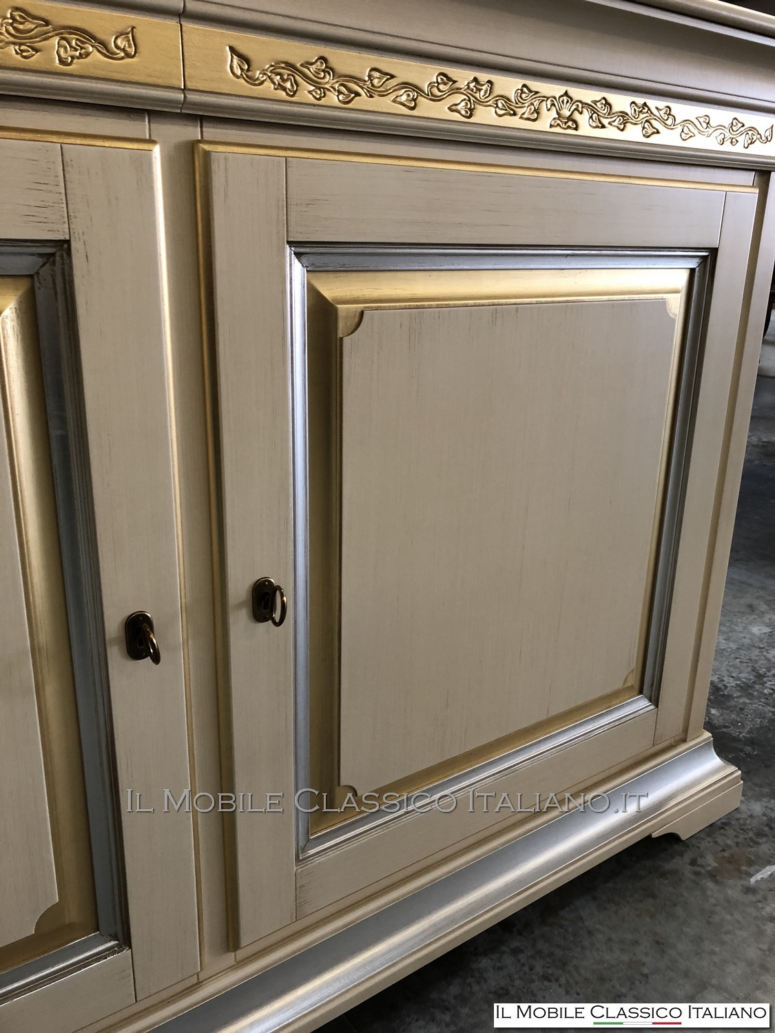 credenza classica elegante con intaglio edera dorato
